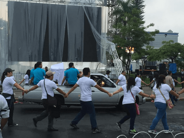 Pilgrims Protect Romero Relics Being Driven to Beatification Mass
