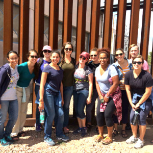 jesuit-volunteers-at-border-fence